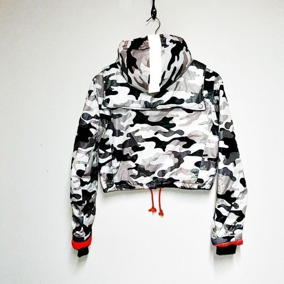 New Revolve JOCELYN Camouflage Cropped Convertible Puffer Jacket Womens Sz M - Picture 2 of 5